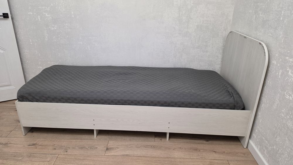 Продам кровать с матрасом
