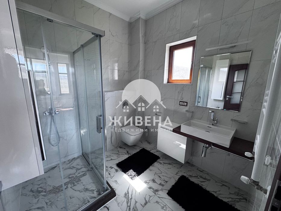 Продава триетажна къща с басейн в с.Оброчище