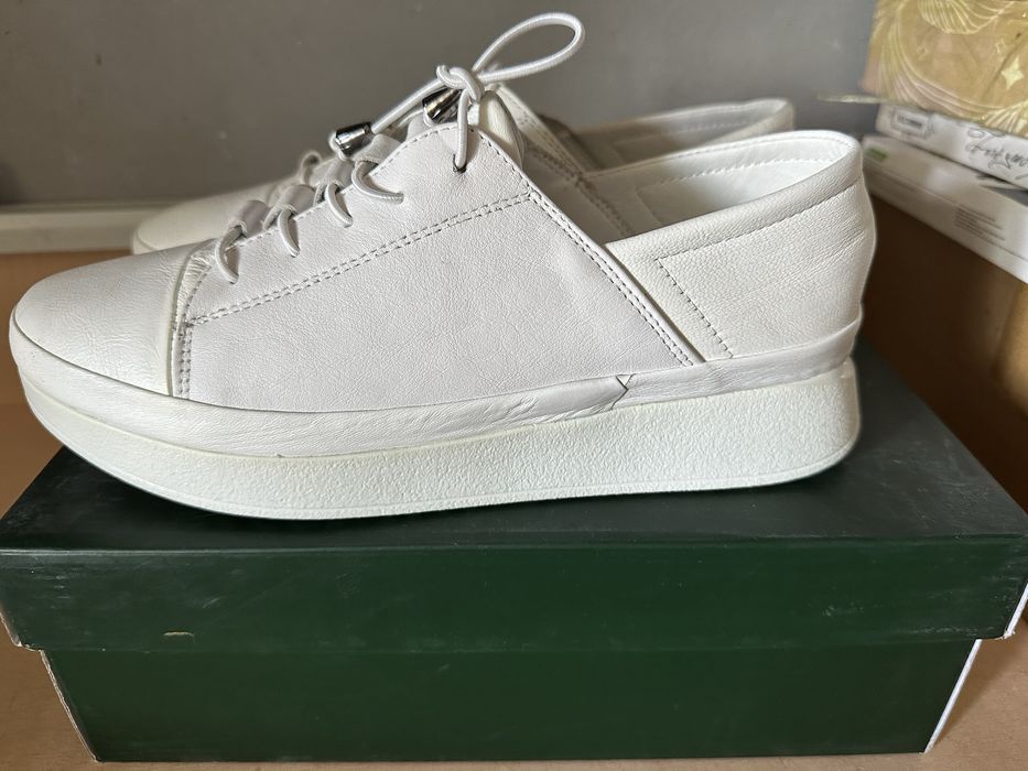 Продам белые кеды