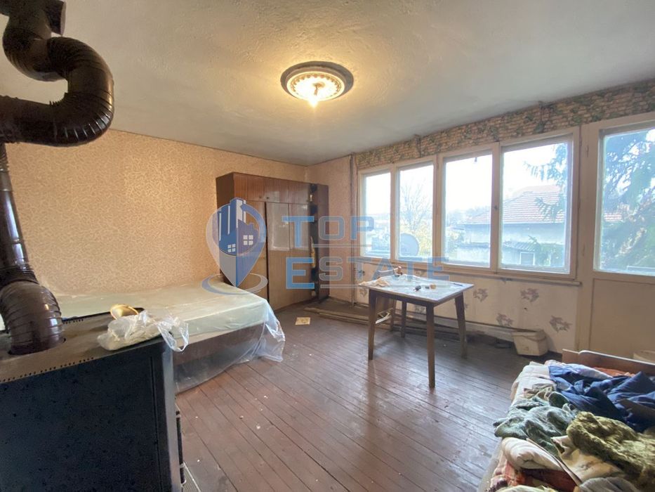 Масивна тухлена къща с гараж в гр. Горна Оряховица, област Велико Тър