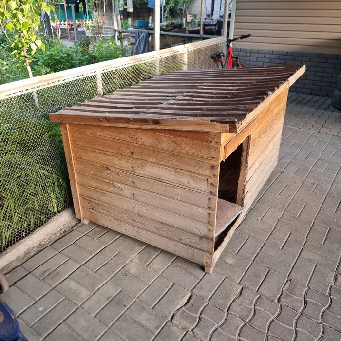 Продам большую будку для собак
