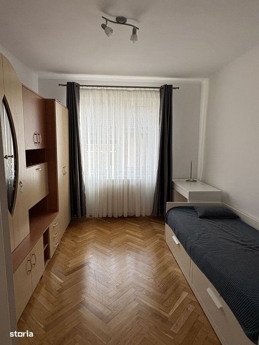 Apartament cu 4 camere, garaj , beci, pod și 3 balcone