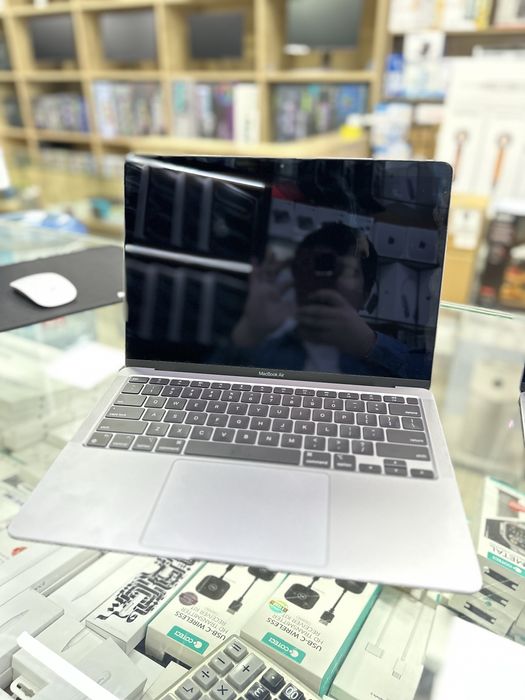 MacBook Air 13 M1 8/256 1 цикл б/у