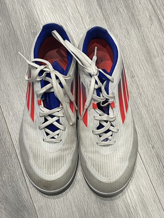 Продам футзалки.