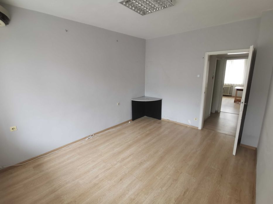 Дава се под наем Тристаен апартамент в Бургас, Център - 97 кв.м за 99450 € - Снимка #7