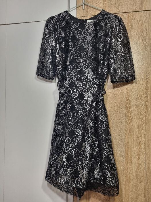 Черна елегантна рокля и сребриста рокля