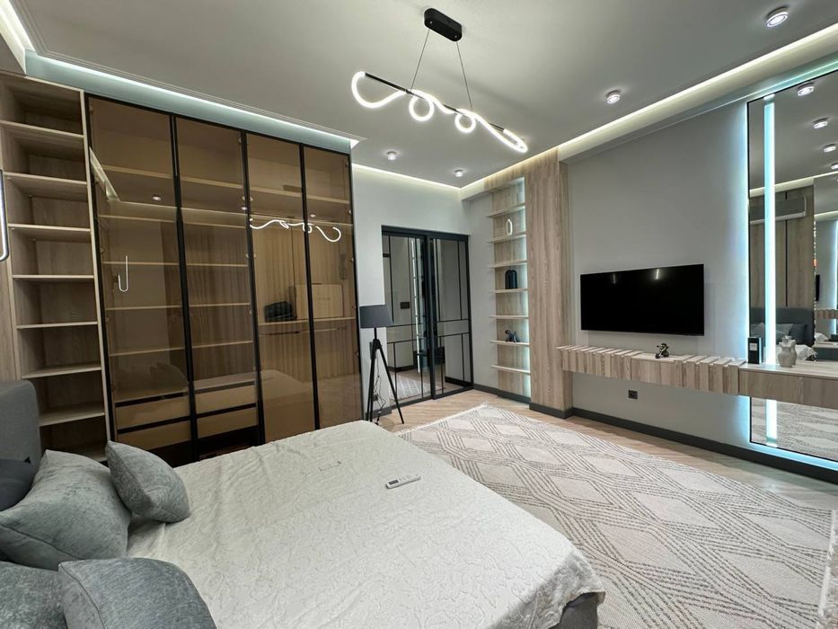 Сдаётся новая  квартира на Нукуской! Жк Skyline!