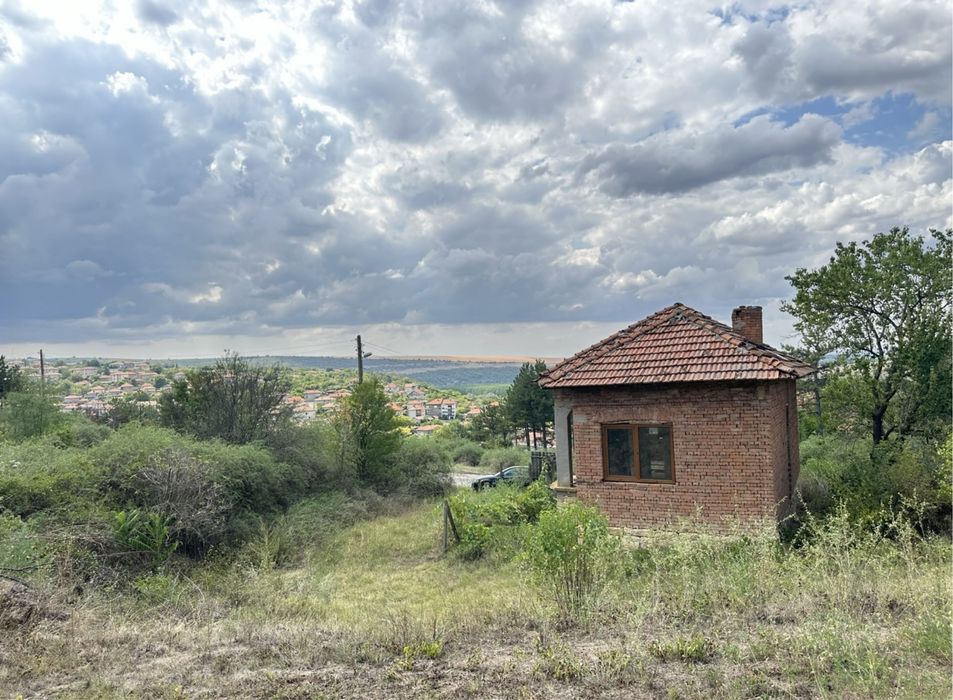 Продавам къща с двор