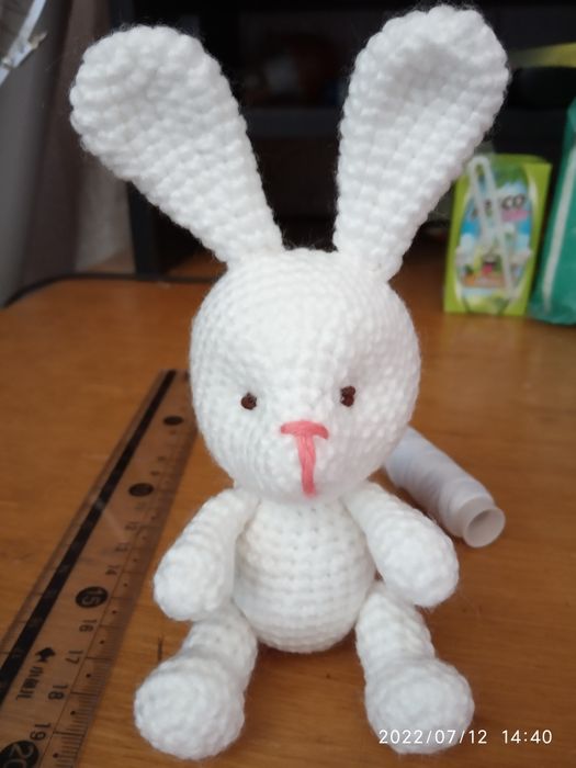 Продаётся вязанная игрушка зайчик.