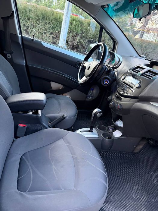 Продам Спарк белый