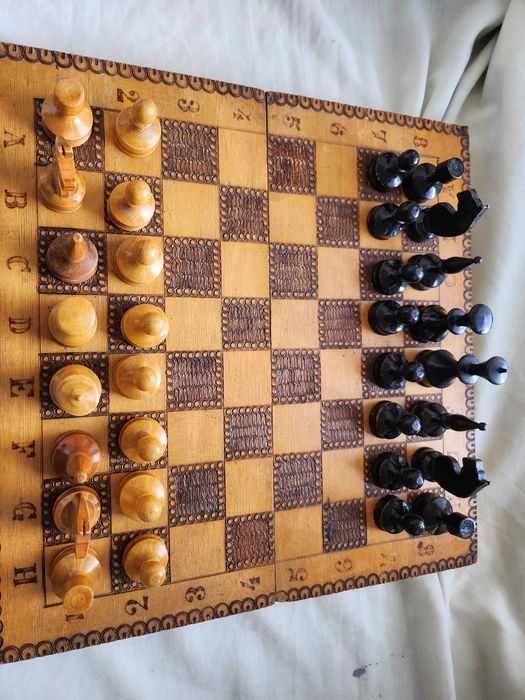 шах : дървен 48х48см +табла и пирогфафиран р-р 34х34 см, к-ти с фигури