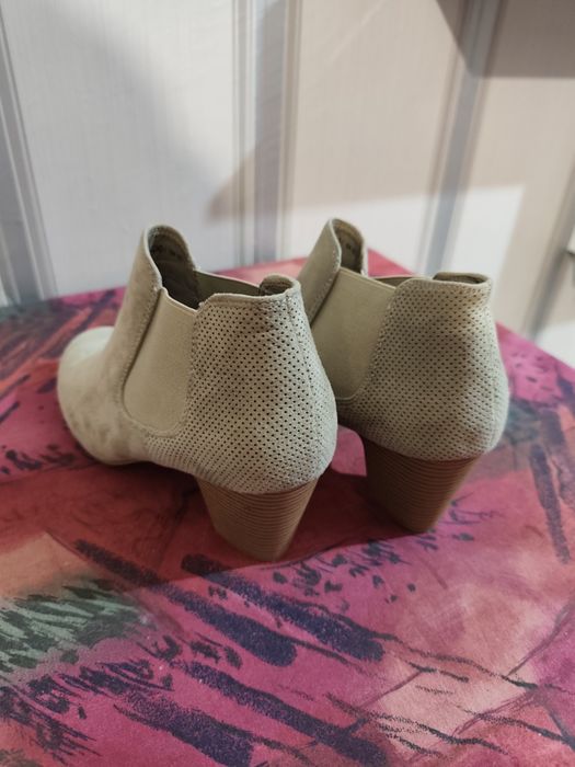 Сиви велурени дамски боти