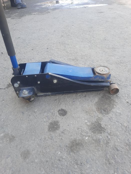 Домкрат новый 3-тонник