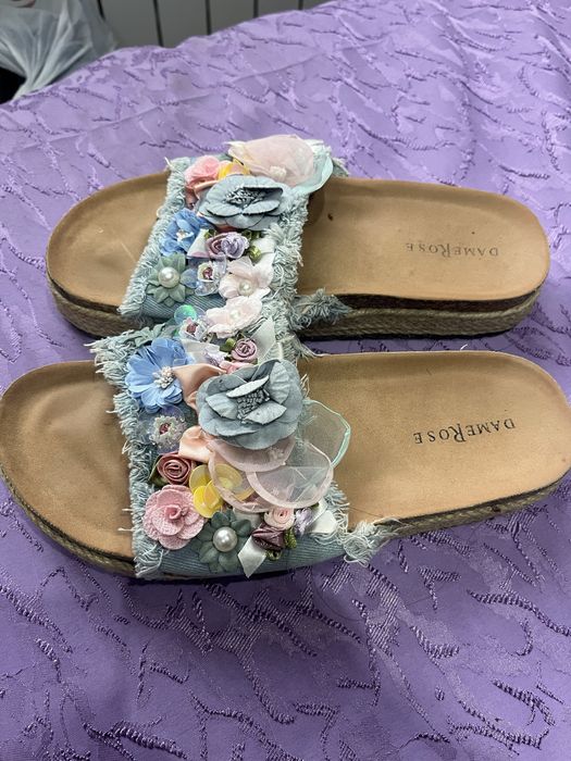 Дънкови чехли с цветя