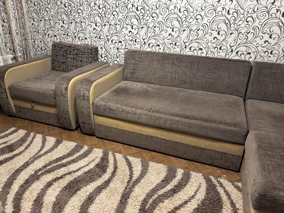 Продам угловой диван с креслом