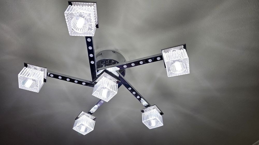 Lustra cu lumini led