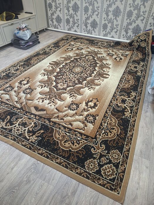Продам ковёр 2.40 см на 3.30 см