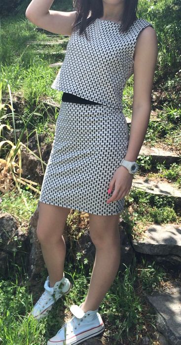 Рокля по тялото в черно и бяло