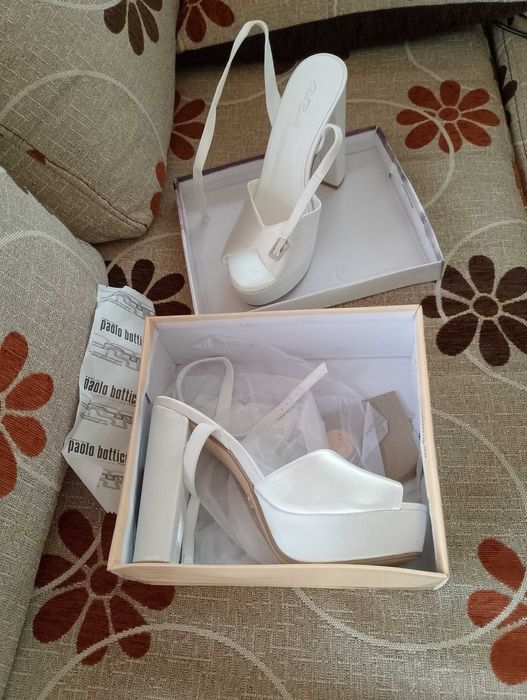 Перлено бели обувки с токчета