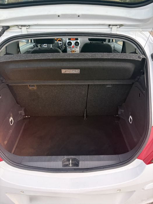 Opel Corsa 2011, benzina 1.4 euro 5,