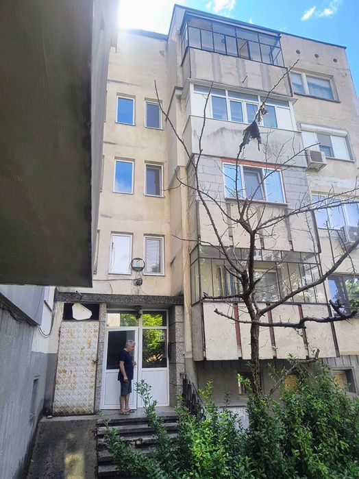 Продава се Тристаен апартамент в Плевен, Идеален център - 80 кв.м за 624 €/кв.м - Снимка #2