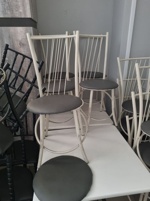 Стол стулья много есть