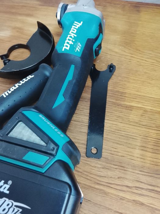Flex Makita cu variator de viteza și o baterie de 6A