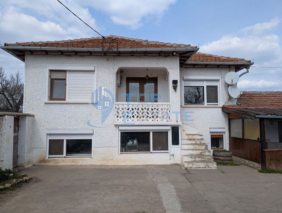 Тухлена къща с гараж и голям двор в село Раданово