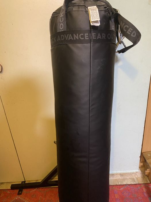 Vand sac de box Outshock Decathlon cu suport perete