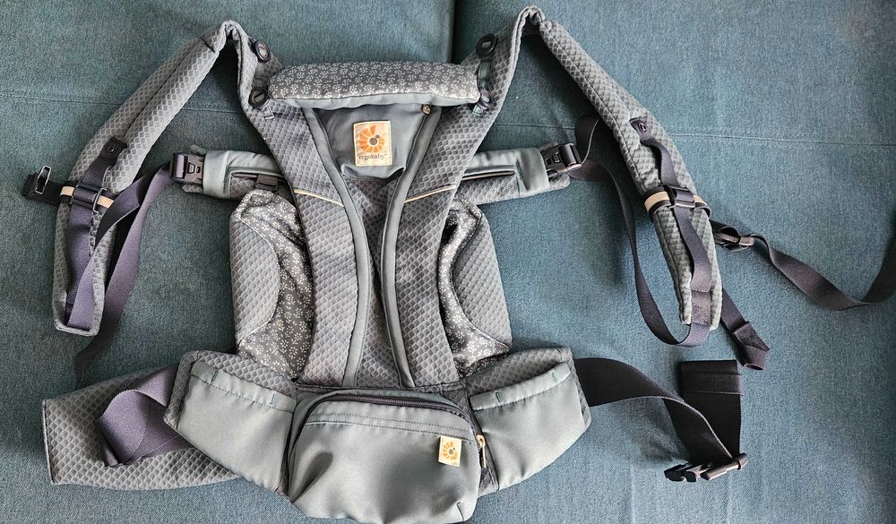 Ergobaby Omni Breeze Blue Daisies – ергономична раница за бебе
