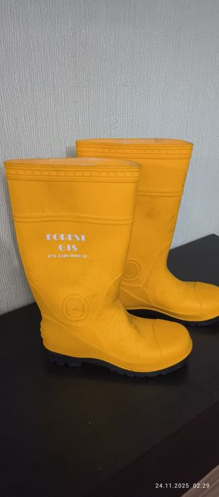 Продам новые резиновые сапоги