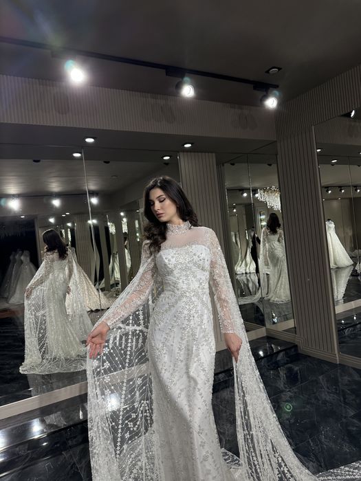 Прямое платье с кейпом