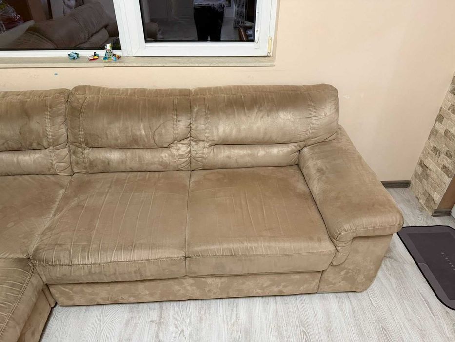 Голям десен ъглов диван (250х240 см) – Цвят Шампанско, с вградено шкафче