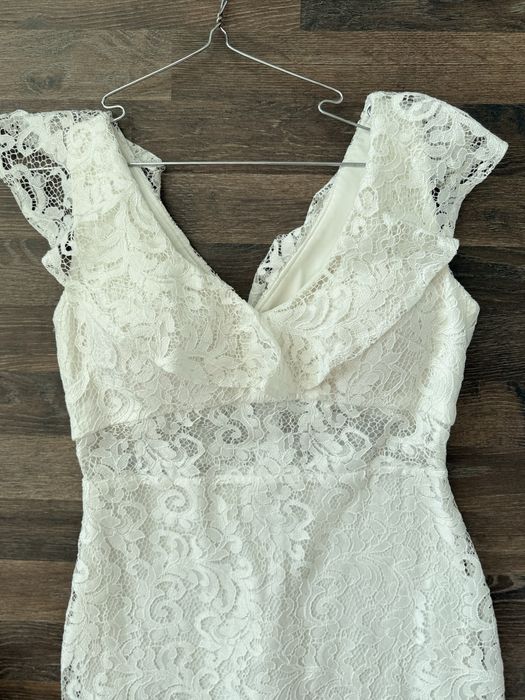 Дантелена бяла рокля