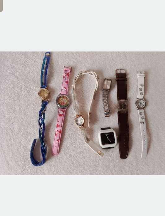 Часовници - настолни и ръчни; стари фотоапарати,броеници, стари телеф.