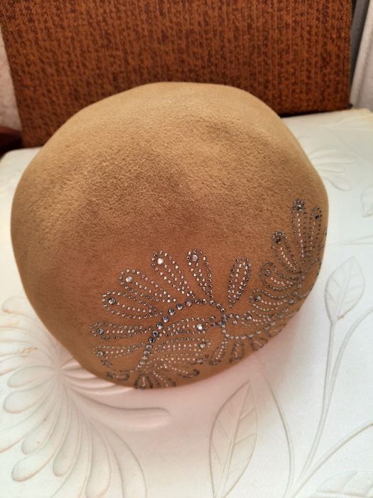 Берет женский продам.