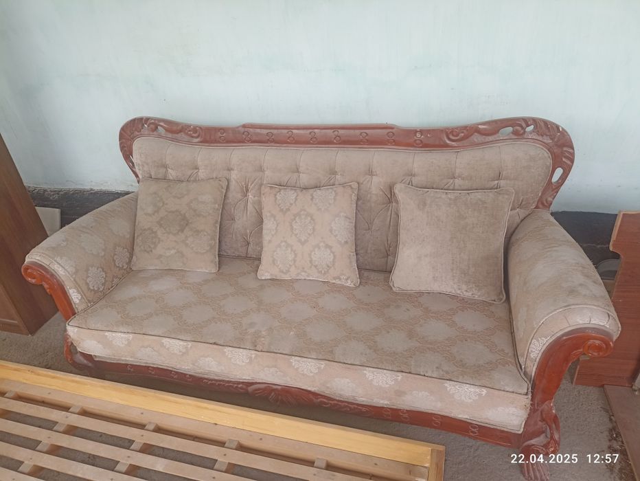 Продам диван 5000т дерево настоящее