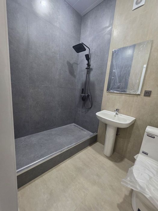 Бухоро шахарда 1 хоналик, аммо 2 хоналик килинган  квартира сотилади