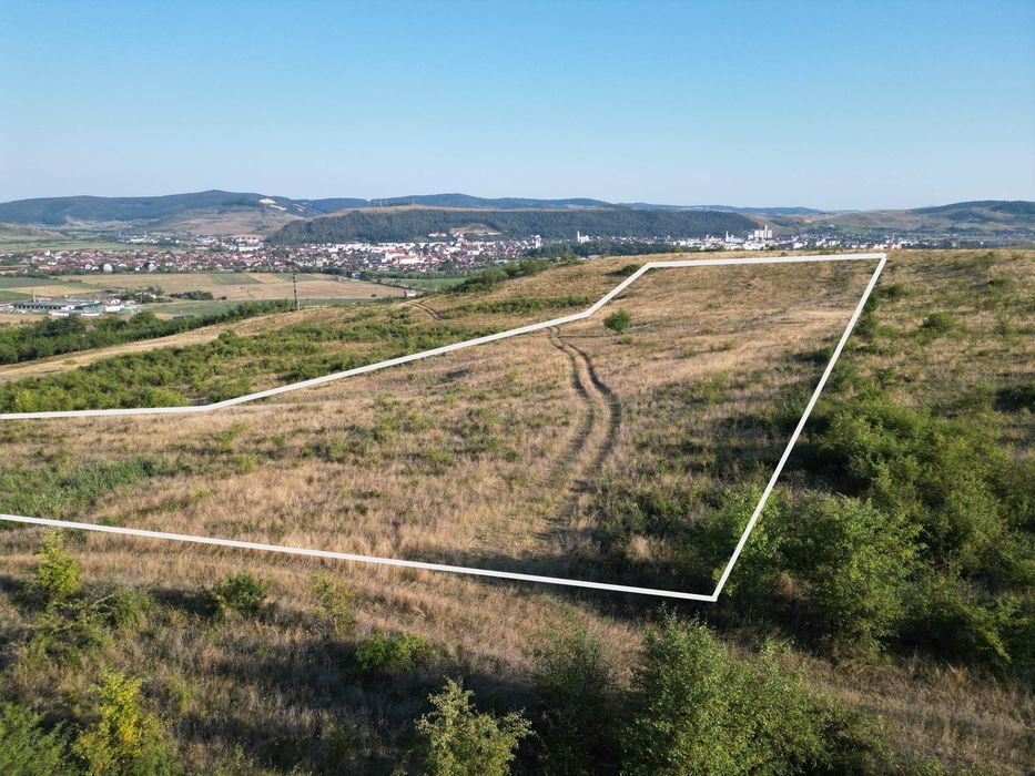 Teren 11.600 mp lângă Gherla – panoramă superbă, apă și curent în apropiere, LEA 20 kV și post trafo