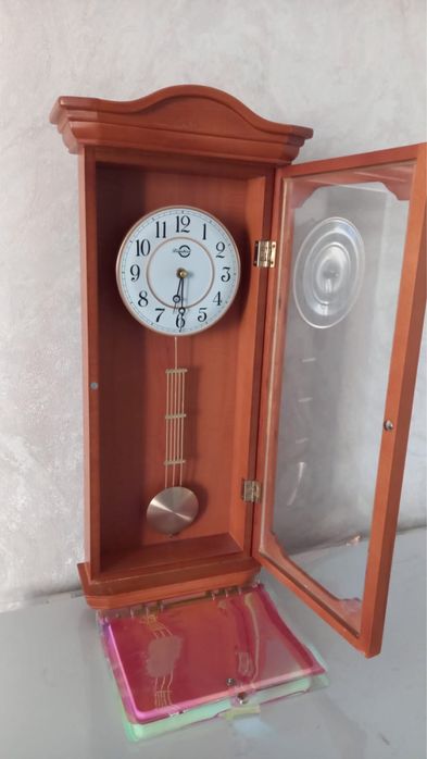 Часы деревянные с маятником