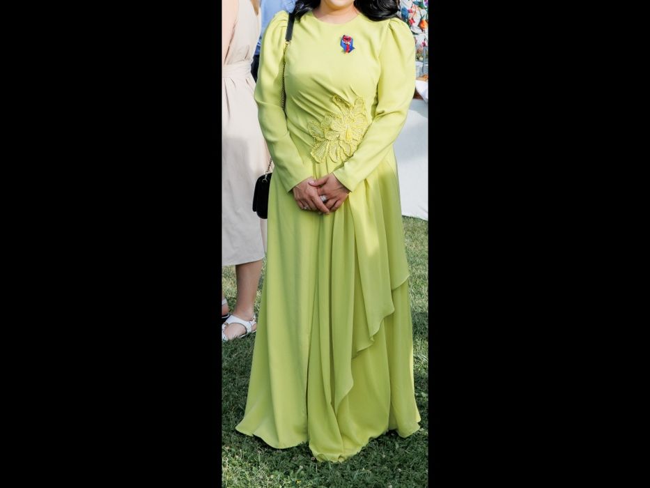 Яркое вечернее платье