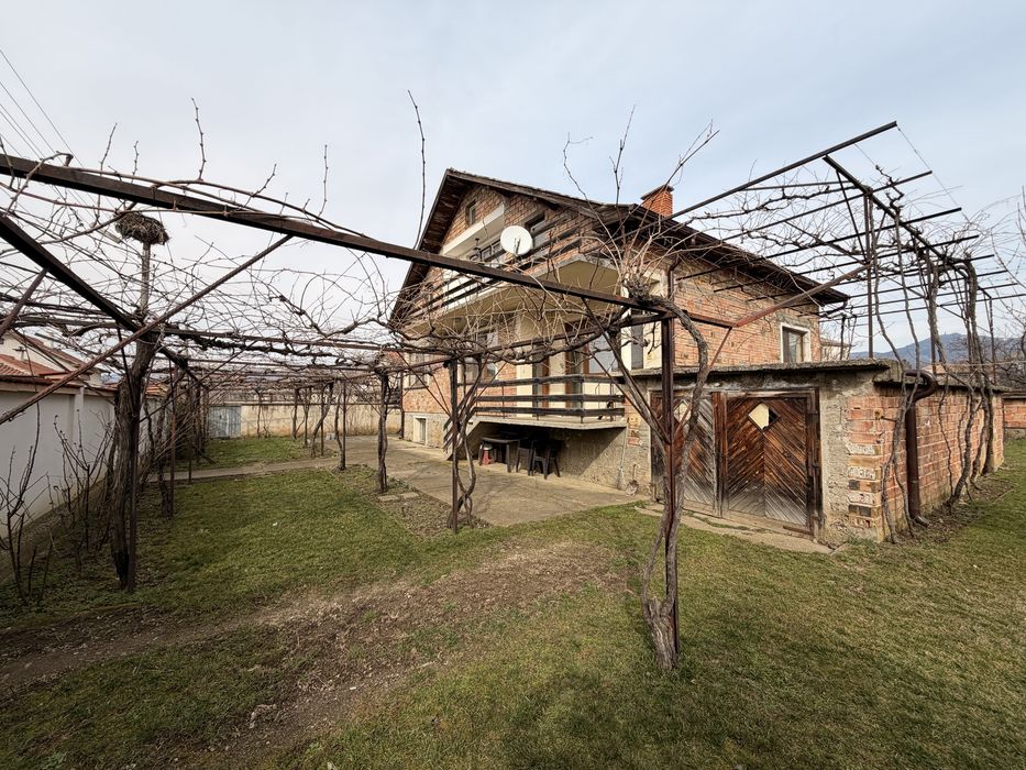 Тухлена къща с гараж в с. Шейново