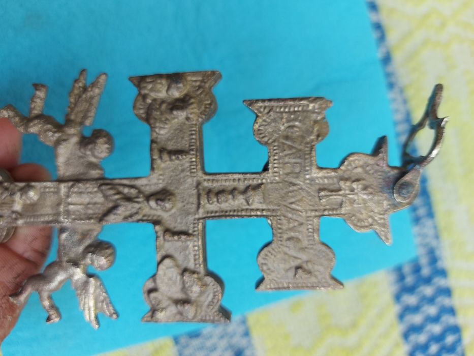 Crucea Caravaca secolul al XVII -lea realizata din bronz .dimensiuni:12×6 cm stare bună