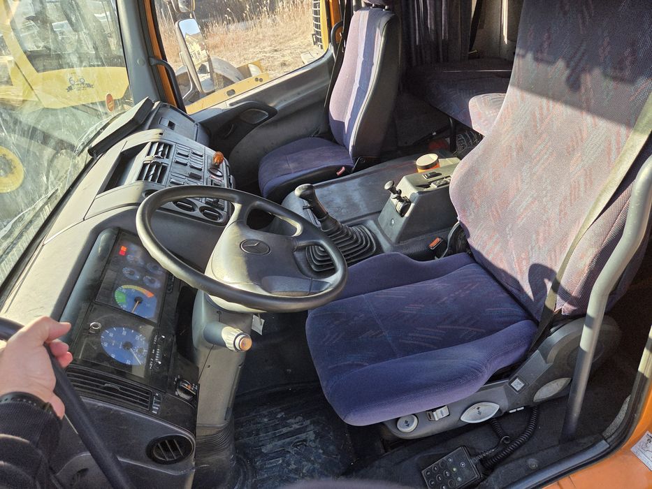 Camion  Mercedes Atego cu macara pentru materiale de construcții  An2001