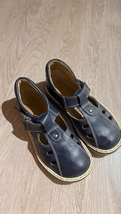 Обувь детская кожаная.