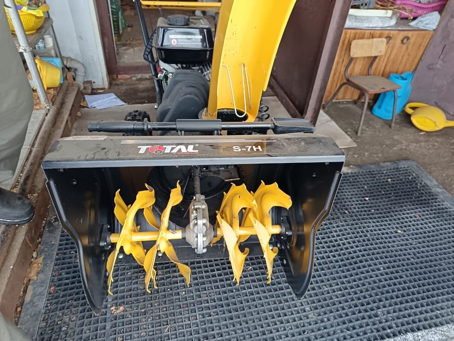 Продам снегоочиститель бензиновый