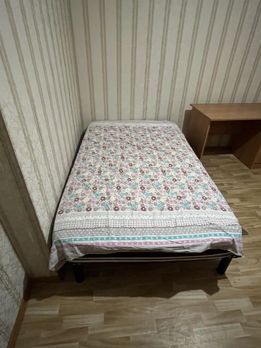Кровати двухспальная, вторая полутро