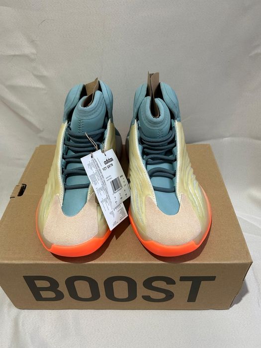 Yeezy Quantum noi cu eticheta