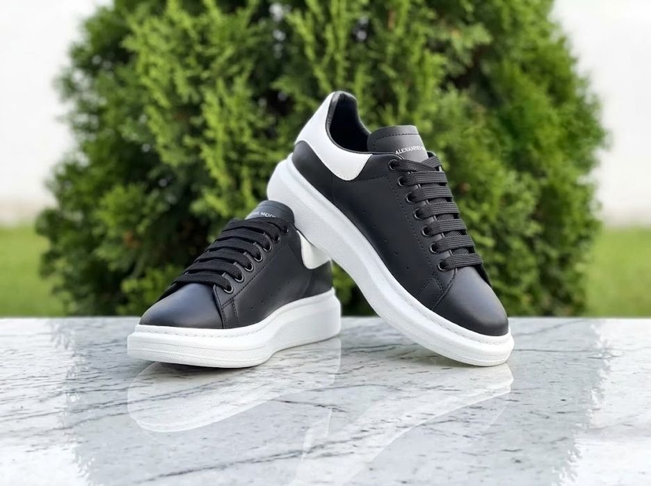 Adidasi Alexander McQueen Negru cu alb Unisex