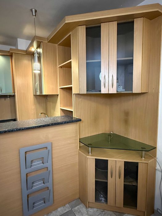 Ъглова кухна с барплод и ТВ щкаф